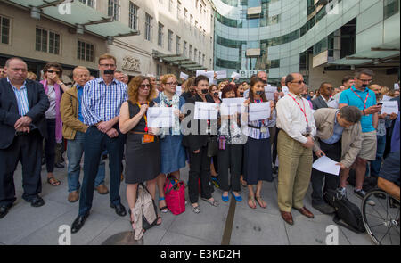 Portland Place, BBC Broadcasting House, London UK. 24. Juni 2014. Journalisten und Mitarbeiter, viele mit Mund mit Klebeband, Treffen außerhalb BBC Gebäude um zu protestieren und eine einminütige Stille zur Unterstützung von Al Jazeera in Ägypten inhaftierten Journalisten zu halten. Bildnachweis: Malcolm Park Leitartikel/Alamy Live-Nachrichten. Stockfoto