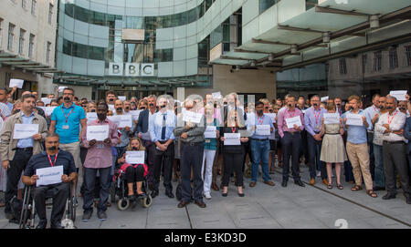 Portland Place, BBC Broadcasting House, London UK. 24. Juni 2014. Journalisten und Mitarbeiter, viele mit Mund mit Klebeband, Treffen außerhalb BBC Gebäude um zu protestieren und eine einminütige Stille zur Unterstützung von Al Jazeera in Ägypten inhaftierten Journalisten zu halten. Bildnachweis: Malcolm Park Leitartikel/Alamy Live-Nachrichten. Stockfoto