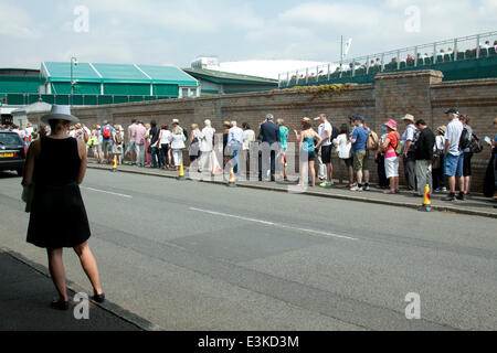 Wimbledon London, UK. 24. Juni 2014. Lange Schlangen von Tennis-Fans Form außerhalb der AELTC für 2014 Wimbledon Tennis Championships Credit: Amer Ghazzal/Alamy Live-Nachrichten Stockfoto