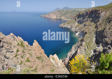 Insel Lipari, Äolischen Inseln, Cliff von Lipari und Salina im Hintergrund, Messina, Sizilien, Italien Stockfoto