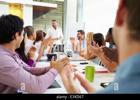 Unternehmer treffen um Konferenztisch Adressierung Stockfoto