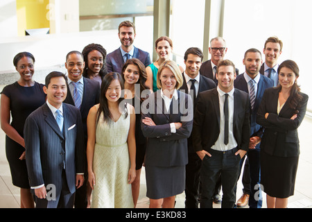 Porträt von Multi-Kulti-Office-Mitarbeiter stehen In der Lobby Stockfoto