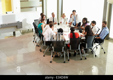 Unternehmer treffen um Konferenztisch Adressierung Stockfoto