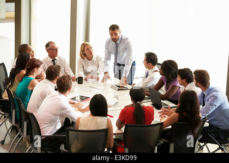 Unternehmer treffen um Konferenztisch Adressierung Stockfoto