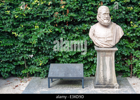 Die Statue von dem Botaniker Carolus Clusius (1526 – 1609) im Hortus Botanicus, der Botanische Garten von Leyden, Niederlande. Stockfoto