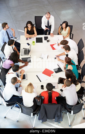 Unternehmer treffen um Konferenztisch Adressierung Stockfoto