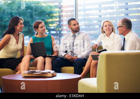 Gruppe von Geschäftsleuten mit treffen im Büro Lobby Stockfoto