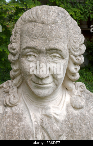 Büste des schwedischen Wissenschaftler Carl von Linné oder Linnaeus (1707-1778) im Hortus Botanicus, Leiden, Südholland. Stockfoto