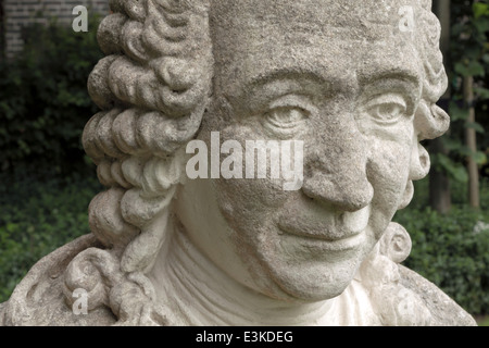 Büste des schwedischen Wissenschaftler Carl von Linné oder Linnaeus (1707-1778) im Hortus Botanicus, Leiden, Südholland. Stockfoto