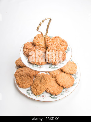 Knusprigen Hafer-Cookies/Kekse auf der oberen Platte und Quinoa Cranberry und weißer Schokolade auf der Unterseite des Retro stehen (11 von 17) Stockfoto