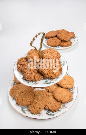 Knusprigen Hafer-Cookies/Kekse auf der oberen Platte und Quinoa Cranberry und weißer Schokolade auf der Unterseite des Retro stehen (12 von 17) Stockfoto