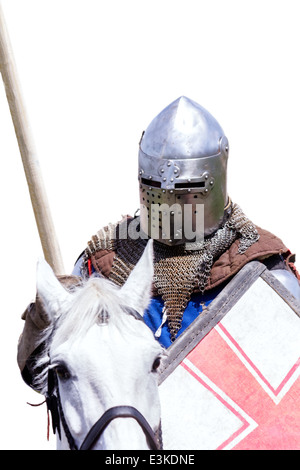 Gepanzerte Ritter auf Haudegen mit Schild und Lanze, isoliert auf weiss Stockfoto