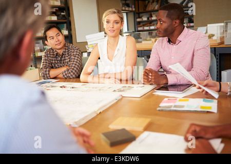 Sechs Architekten an Tisch treffen Stockfoto