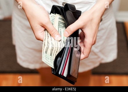 Nehmen Sie Geld aus der Brieftasche Stockfoto