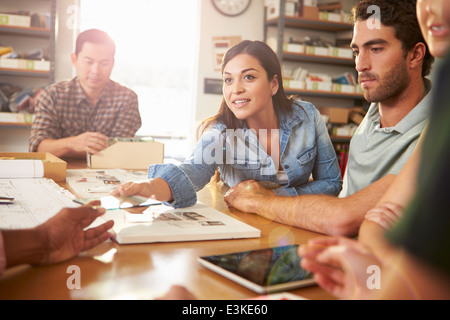 Fünf Architekten an Tisch treffen Stockfoto