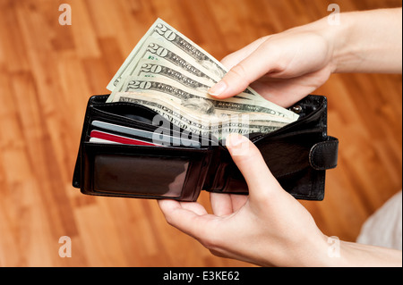 Nehmen Sie Geld aus der Brieftasche Stockfoto