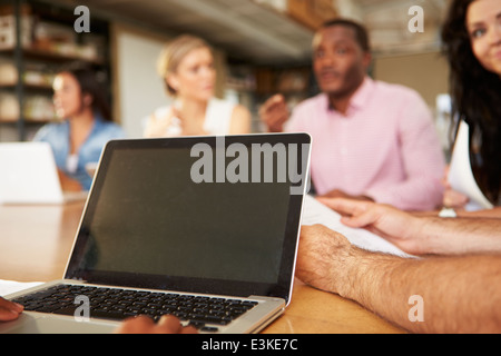 Nahaufnahme von Laptop von Architekten In Sitzung verwendet wird Stockfoto