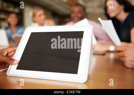 Digital-Tablette von Architekten In Sitzung verwendet wird Stockfoto