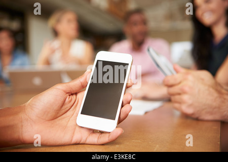 Mobiltelefon von Architekten In treffen Stockfoto