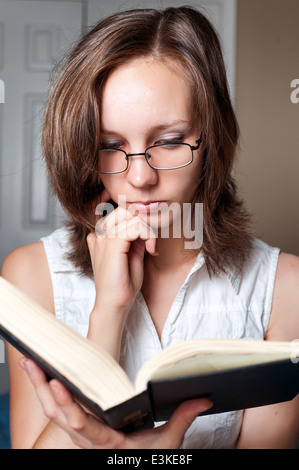 Studentin, ein Buch zu lesen Stockfoto