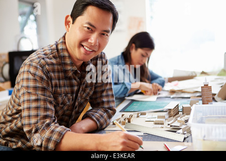 Männliche Architekten arbeiten am Modell im Büro Stockfoto