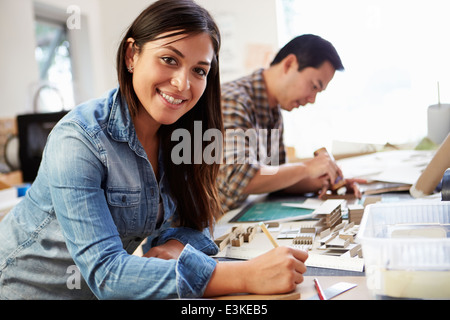 Architektin an Modell im Büro arbeiten Stockfoto