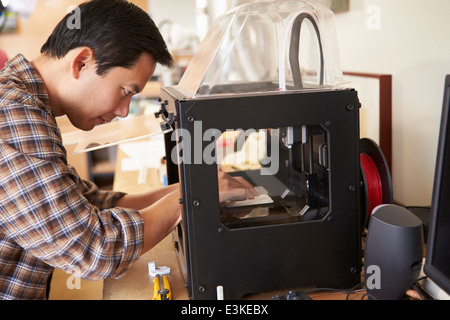 Männliche Architekt mit 3D Drucker im Büro Stockfoto