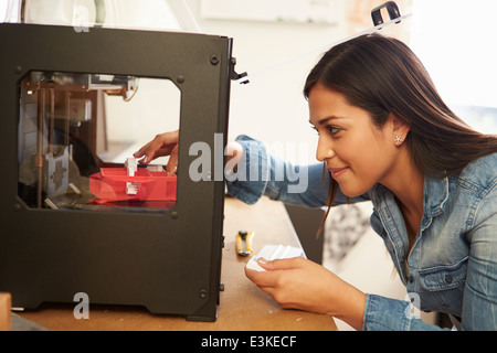 Architektin mit 3D Drucker im Büro Stockfoto