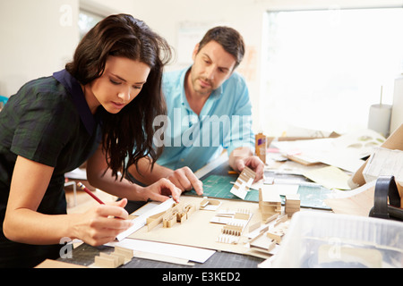 Zwei Architekten machen Modelle im Büro zusammen Stockfoto