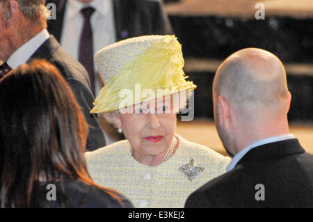 Belfast, Nordirland. 24. Juni 2014 - ihre Majestät Königin Elizabeth II besucht die Game of Thrones in den Titanic-Studios, Belfast Credit gesetzt: Stephen Barnes/Alamy Live News Stockfoto