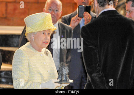 Belfast, Nordirland. 24. Juni 2014 - ist ihre Majestät Königin Elizabeth II eine Miniatur Eisernen Thron gegeben, wie sie Game of Thrones-Filmstudios in Belfast besucht. Bildnachweis: Stephen Barnes/Alamy Live-Nachrichten Stockfoto