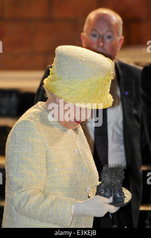 Belfast, Nordirland. 24. Juni 2014 - ist ihre Majestät Königin Elizabeth II eine Miniatur Eisernen Thron gegeben, wie sie Game of Thrones-Filmstudios in Belfast besucht. Bildnachweis: Stephen Barnes/Alamy Live-Nachrichten Stockfoto