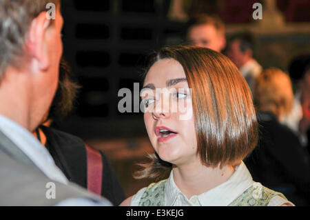 Belfast, Nordirland. 24. Juni 2014 - gibt Maisie Williams, der Arya Stark spielt, ihre Reaktion auf ihre Majestät Königin Elizabeth II zu treffen, nachdem sie die Game of Thrones-Filmstudios in Belfast besucht. Bildnachweis: Stephen Barnes/Alamy Live-Nachrichten Stockfoto