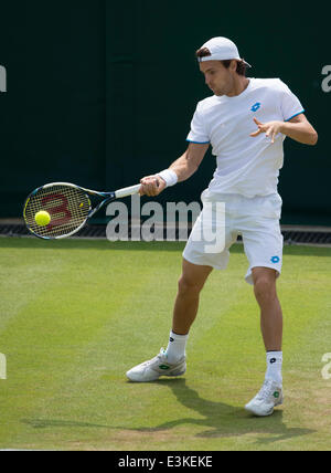 London, UK. 24. Juni 2014. Wimbledon Tennis Championships Joao Sousa von Portugal in Aktion gegen Stan Wawrinka der Schweiz in Tag zwei Männer Singles ersten Vorrundenspiel bei den Wimbledon Tennis Championships auf The All England Lawn Tennis Club in London, Vereinigtes Königreich. Bildnachweis: Aktion Plus Sport/Alamy Live-Nachrichten Stockfoto