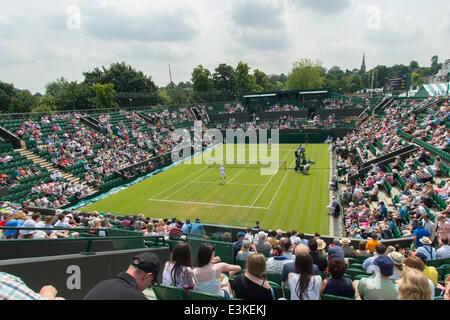 24.06.2014. London, England Wimbledon Championships Tag zwei Lüfter, die Atmosphäre zu genießen, während Stan Wawrinka der Schweiz im Vergleich zu Joao Sousa von Portugal Tag zwei Herren Einzel erstes Vorrundenspiel bei den Wimbledon Tennis Championships auf The All England Lawn Tennis Club in London, Vereinigtes Königreich. Stockfoto