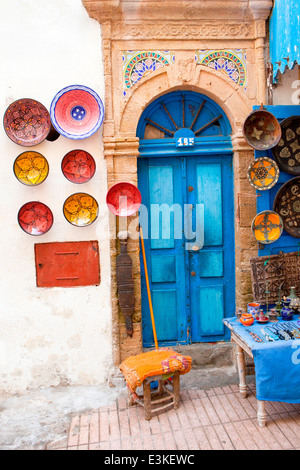 Traditionelle Artefakte für den Verkauf in der Medina in der Küstenstadt Essaouira, Marokko, Nordafrika. Stockfoto