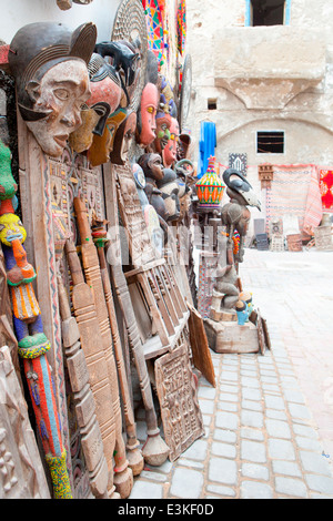 Traditionelle Artefakte für den Verkauf in der Medina in der Küstenstadt Essaouira, Marokko, Nordafrika. Stockfoto