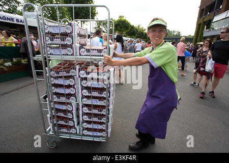 Wimbledon, London, UK. 24. Juni 2014.  Bild zeigt Erdbeeren in der Masse an diese Jahre Nachfrage gerecht zu werden als Zuschauer das warme Wetter auf Wimbledon Tennis Championships 2014 genießen geliefert. Bildnachweis: Clickpics/Alamy Live-Nachrichten Stockfoto