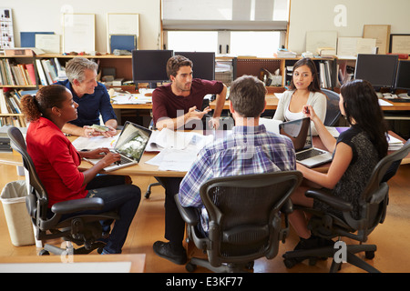 Gruppe von Architekten treffen um Schreibtisch Stockfoto