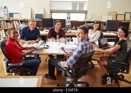 Gruppe von Architekten treffen um Schreibtisch Stockfoto