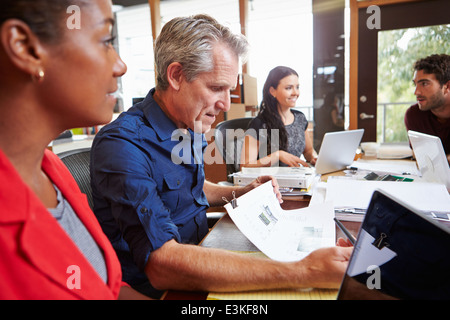 Team von Architekten, die am Schreibtisch im Büro Stockfoto