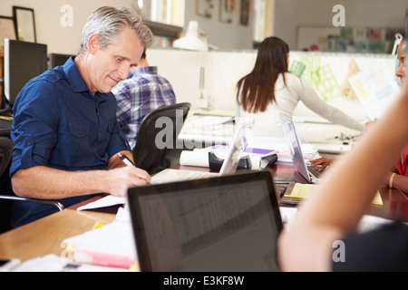 Team von Architekten, die am Schreibtisch im Büro Stockfoto