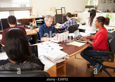 Team von Architekten, die am Schreibtisch im Büro Stockfoto
