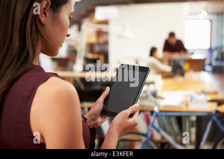 Geschäftsfrau mit Digital-Tablette im modernen Büro Stockfoto