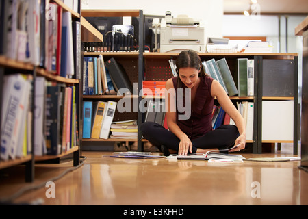 Sitzen am Boden lesen Bürodokumente Geschäftsfrau Stockfoto