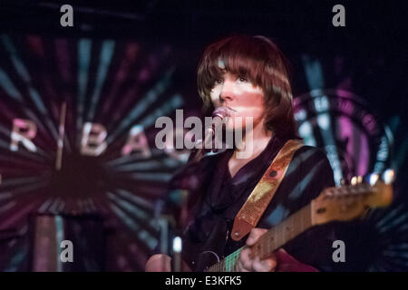 CARDIFF, VEREINIGTES KÖNIGREICH. 23. Juni 2014. Cate Le Bon führt bei Clwb Ifor Bach als Teil der Melodie Cool Charity Spendenaktion. Bildnachweis: Polly Thomas / Alamy Live News Stockfoto