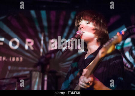 CARDIFF, VEREINIGTES KÖNIGREICH. 23. Juni 2014. Cate Le Bon führt bei Clwb Ifor Bach als Teil der Melodie Cool Charity Spendenaktion. Bildnachweis: Polly Thomas / Alamy Live News Stockfoto