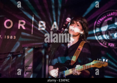 CARDIFF, VEREINIGTES KÖNIGREICH. 23. Juni 2014. Cate Le Bon führt bei Clwb Ifor Bach als Teil der Melodie Cool Charity Spendenaktion. Bildnachweis: Polly Thomas / Alamy Live News Stockfoto