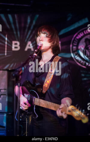 CARDIFF, VEREINIGTES KÖNIGREICH. 23. Juni 2014. Cate Le Bon führt bei Clwb Ifor Bach als Teil der Melodie Cool Charity Spendenaktion. Bildnachweis: Polly Thomas / Alamy Live News Stockfoto