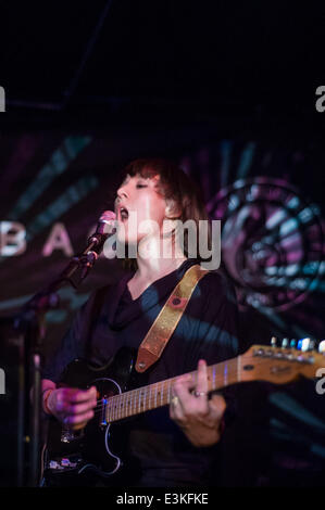 CARDIFF, VEREINIGTES KÖNIGREICH. 23. Juni 2014. Cate Le Bon führt bei Clwb Ifor Bach als Teil der Melodie Cool Charity Spendenaktion. Bildnachweis: Polly Thomas / Alamy Live News Stockfoto